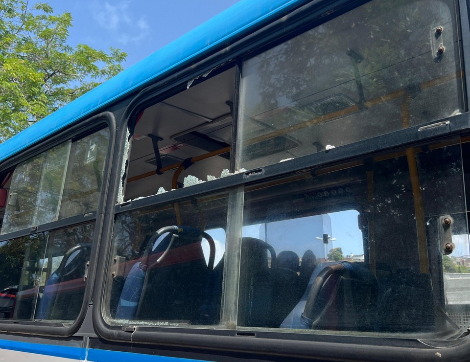 Uma idosa que estava dentro do veculo foi atingida pela pedrada e a Polcia Militar de Pernambuco (PMPE) precisou ser acionada (Foto: Nicolle Gomes/DP)