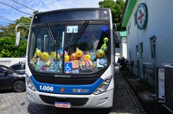 nibus transportou brinquedos at o IML do Recife 