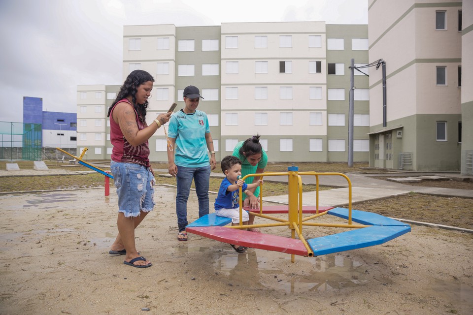 Os moradores das unidades residenciais de um condomnio dividem reas comuns, como jardins, sales de festas e piscinas (Foto: Rafael Vieira/DP)