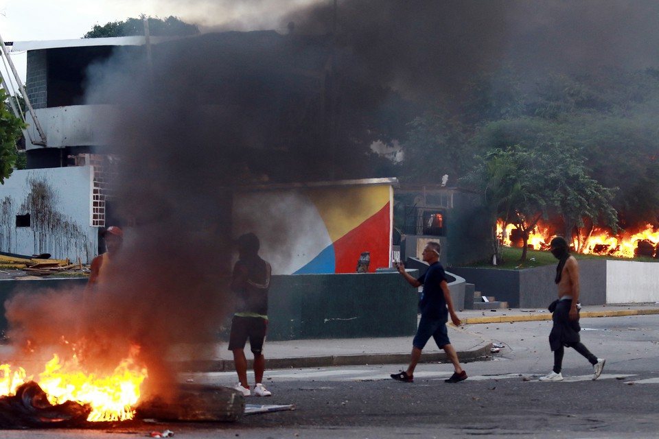 Prefeituras e sedes do PSUV (partido do governo), foram atacadas e vandalizadas por manifestantes  (foto: Juan Carlos HERNANDEZ / AFP)
