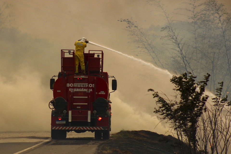 Homem ateou fogo em uma lavoura de cana em Pindorama (foto: Lourival IZAQUE / AFP)