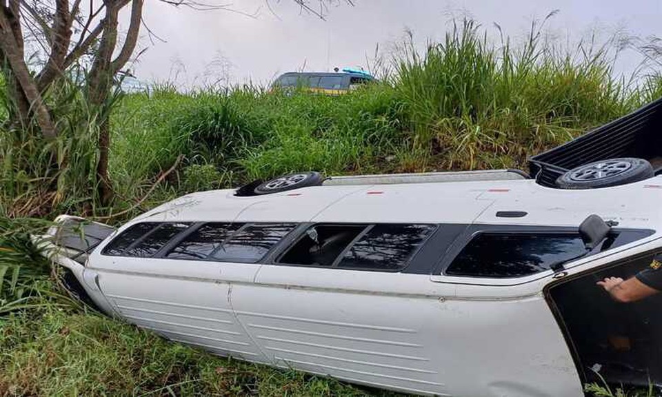 O motorista da van sofreu ferimentos e foi atendido pela equipe do Servio de Atendimento Mvel de Urgncia (Samu) (Foto: Divulgao/PRF-PE)