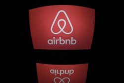 Airbnb anuncia proibição de festas em todas as propriedades da plataforma (Foto: Lionel BONAVENTURE / AFP
)