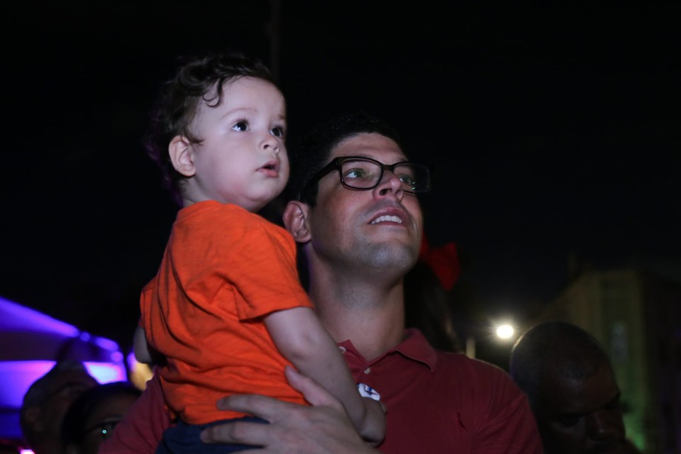 O advogado Andr Macedo, 40 anos, levou o pequeno Miguel, de 2 anos, para acompahar pela primeira vez o evento (Sandy James/DP)