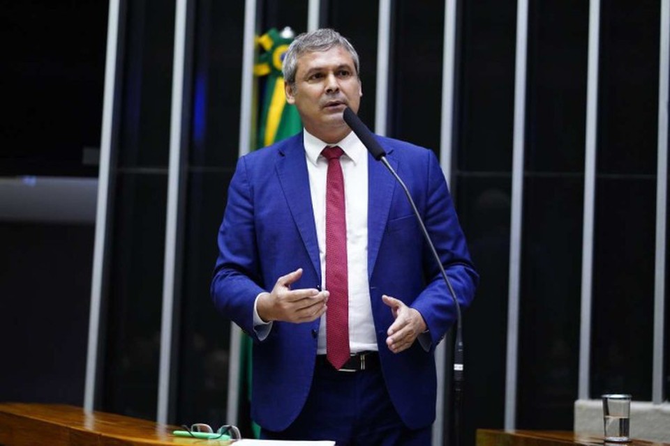 
Para Lindbergh Farias, estadia do ex-presidente, por dois dias, na Embaixada da Hungria sugere "tentativa clara de pavimentar o terreno para eventual fuga ou proteo estrangeira"  (foto: Pablo Valadares/Cmara dos Deputados)