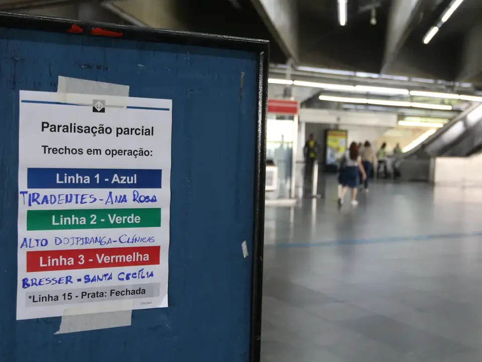 Aviso da paralisação parcial na estação Brás durante a greve no metrô em protesto contra as privatizações do transporte e saneamento básico (foto: Rovena Rosa/Agência Brasil)