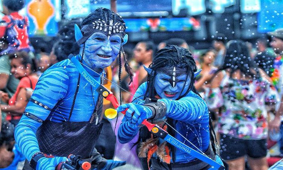 Fantasiados de Avatar, um casal de recifenses curtiam a festa e falaram como estava a sensação de brincar o carnaval (Foto:Rômulo Chico/DP fotos)