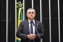 José Guimarães: ''Formou-se um consenso entre nós de que é incompatível o parlamentar ter relação com o governo e assinar pedido de impeachment''