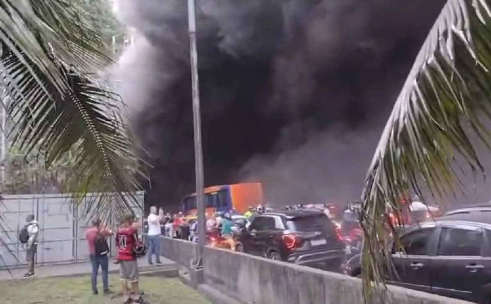 Cortina de fumaa tomou conta de todo o local e houve um caos entre os motoristas dos outros carros (Foto: Reproduo/Redes Sociais)