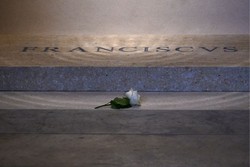 O que significa a rosa branca sobre o tmulo do papa Francisco? (foto: TIZIANA FABI/AFP
)