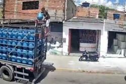 Homem  flagrado furtando botijo de gs de caminho em Caruaru (Foto: Reproduo)