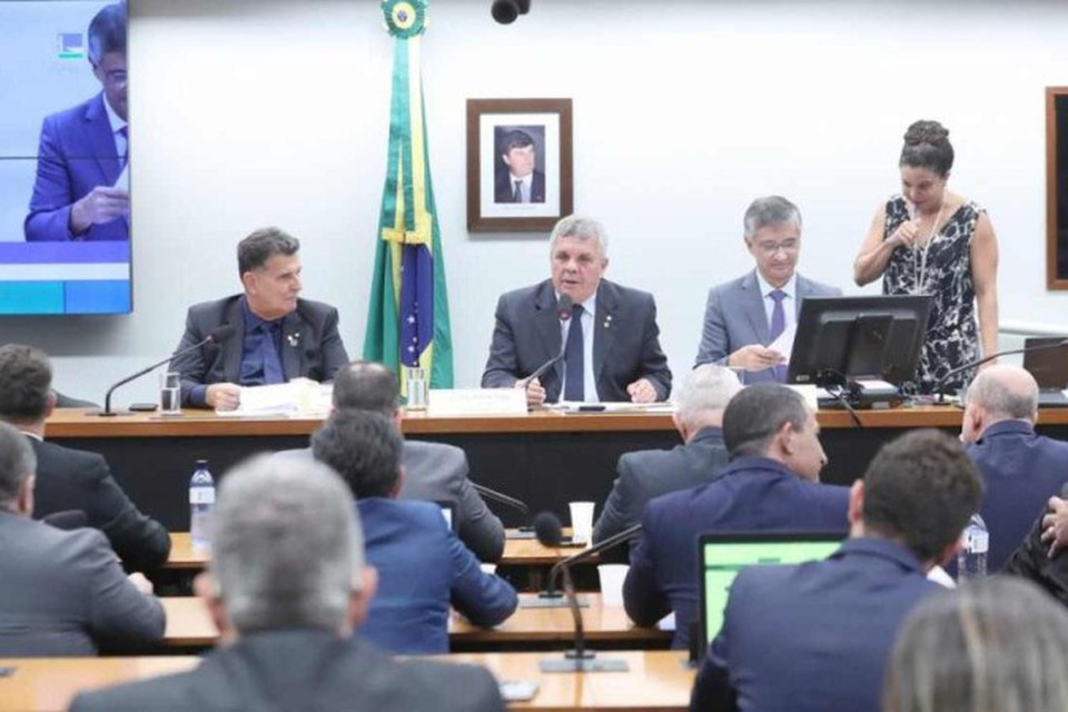 
A moo de louvor foi apoiada por parlamentares da oposio, que representam a maior parte do corpo da comisso (foto: Reproduo/CLDF)