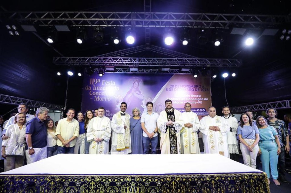 Joo Campos sancionou lei durante missa (Foto: Prefeitura do Recife )