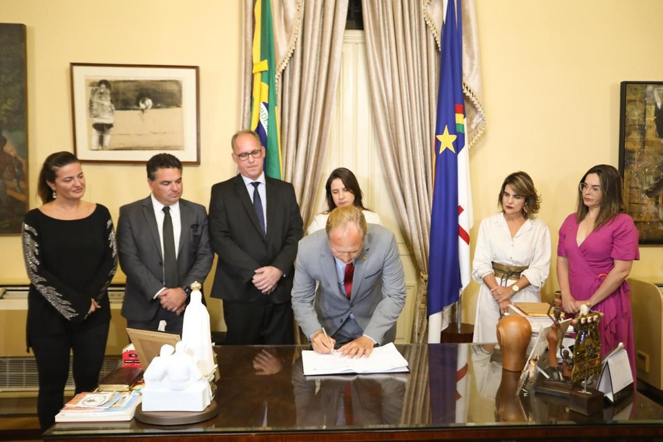 A governadora Raquel Lyra formalizou a passagem de cargo do comando da Polcia Civil (Foto: Hesodo Ges/Secom)