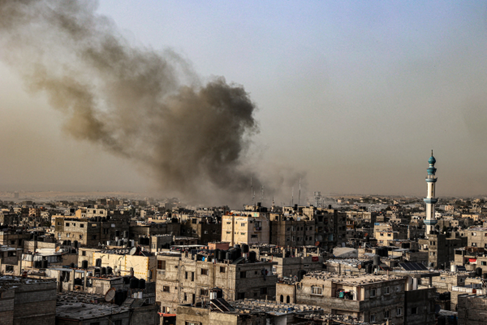 Ondas de fumaa sobre edifcios aps o bombardeio israelense em Rafah, no sul de Gaza (Crdito: SAID KHATIB / AFP)