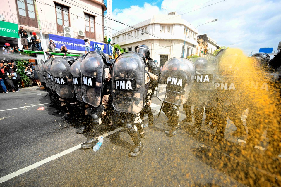 Protesto em Buenos Aires nesta segunda-feira (18) (Foto: Luis ROBAYO / AFP
)