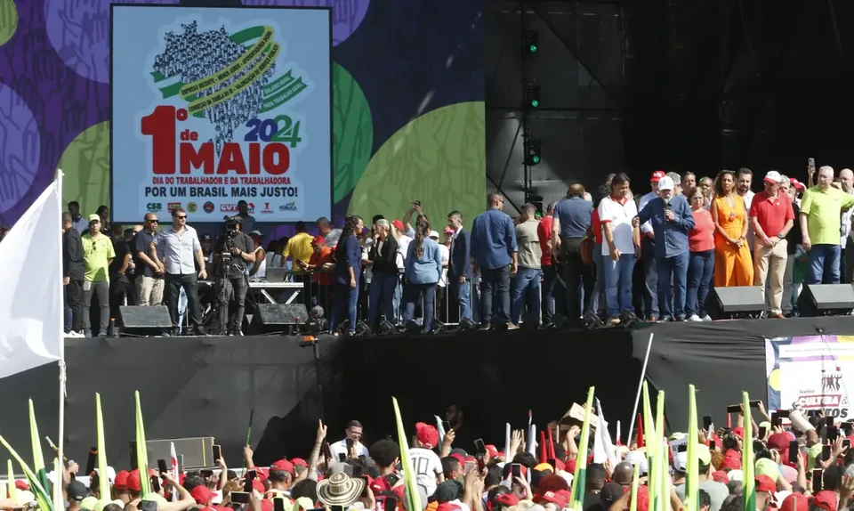 Durante ato de centrais sindicais, em celebrao ao Dia do Trabalhador, em So Paulo, Lula disse que ''no haver desonerao para favorecer os mais ricos'' (Foto: Paulo Pinto/Agncia Brasil)