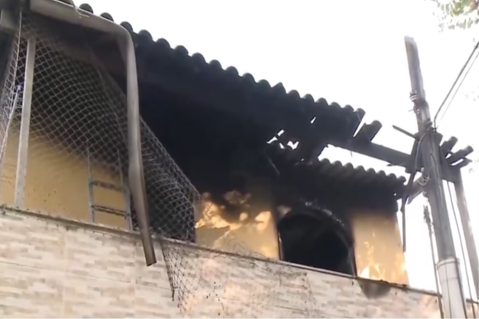Casa que foi incendiada pelo adolescente (Crdito: Reproduo)
