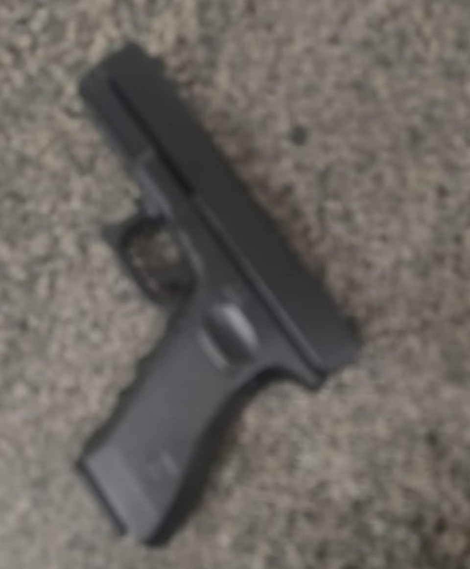 Arma falsa foi apreendida  (Foto: PM)