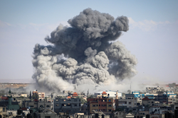 Ondas de fumaa aps bombardeio israelense em Rafah, no sul da Faixa de Gaza