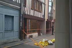 Cobertor de emergncia cobrindo o corpo de um homem morto a tiros pela polcia que teria tentado atear fogo a uma sinagoga e depois ameaado um policial com uma faca, na cidade de Rouen
