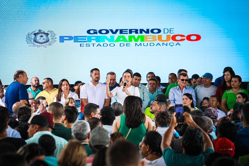 Em Surubim, a governadora ainda assinou o Termo de Inteno de Cooperao Financeira entre o Estado, por meio da Secretaria de Educao e Esportes (SEE), e diversos municpios do Agreste, no mbito do programa Juntos pela Educao (Fotos: Janana Pepeu e Bruna Costa/ Secom)