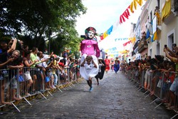 Corrida de bonecos é tradição em Olinda 
