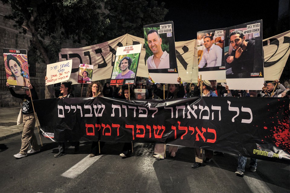 Manifestantes marcham com retratos de refns israelenses durante manifestao das famlias dos refns capturados na Faixa de Gaza (Foto: Ahmad GHARABLI / AFP)