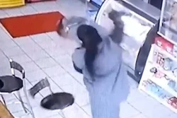 Mulher bate em homem após sofrer assédio em posto de gasolina (Foto: Reprodução/Twitter/Porto Alegre 24h)