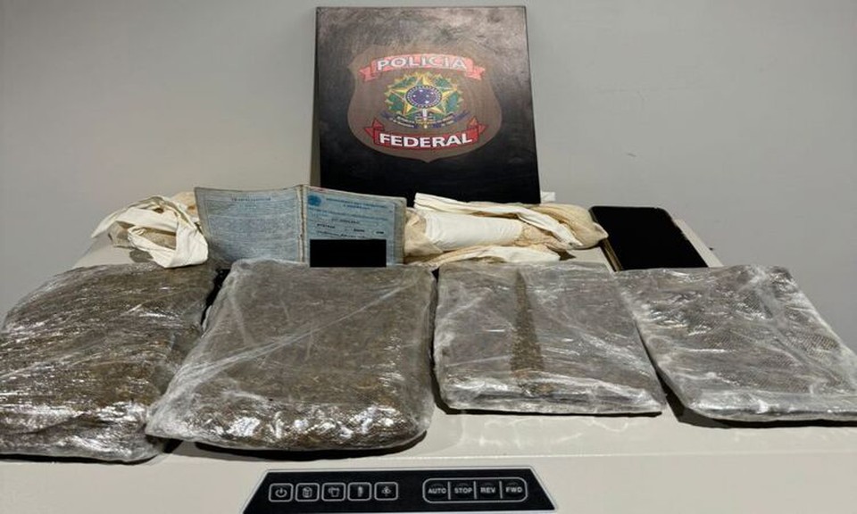 Os policiais federais conseguiram identificar aps uma entrevista prvia com a suspeita  04 tabletes de skunk fixados em seu corpo (Foto: Divulgao/PF)