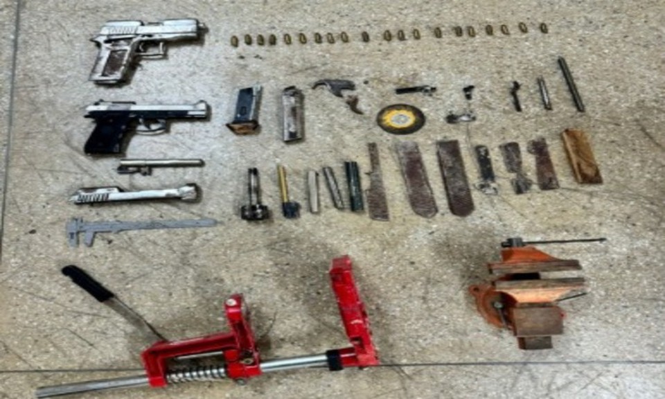 No local, foram encontradas duas pistolas artesanais, diversos materiais usados para fabricao, alm de 20 munies calibre .380 (Foto: Divulgao/PMPE)