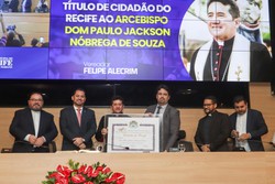 m cerimnia marcada por emoo e muita f, o arcebispo foi agraciado por parlamentares e convidados, no plenrio do Poder Legislativo Municipal
