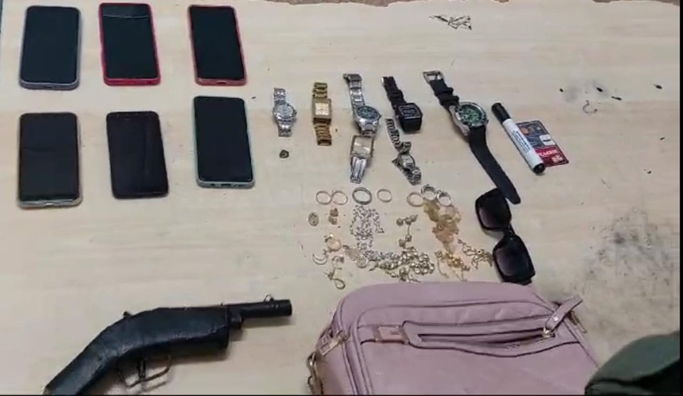 Arma caseira, celulares, joias e relgios foram recuperados  (Foto: PRF)
