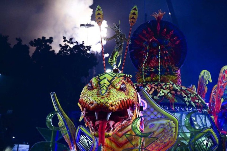 

Integrante da escola de samba Unidos do Viradouro se apresenta na ltima noite do desfile de Carnaval no Sambdromo da Marques de Sapucai, no Rio de Janeiro, Brasil, no dia 13 de fevereiro de 2024 (foto: Pablo PORCIUNCULA / AFP)