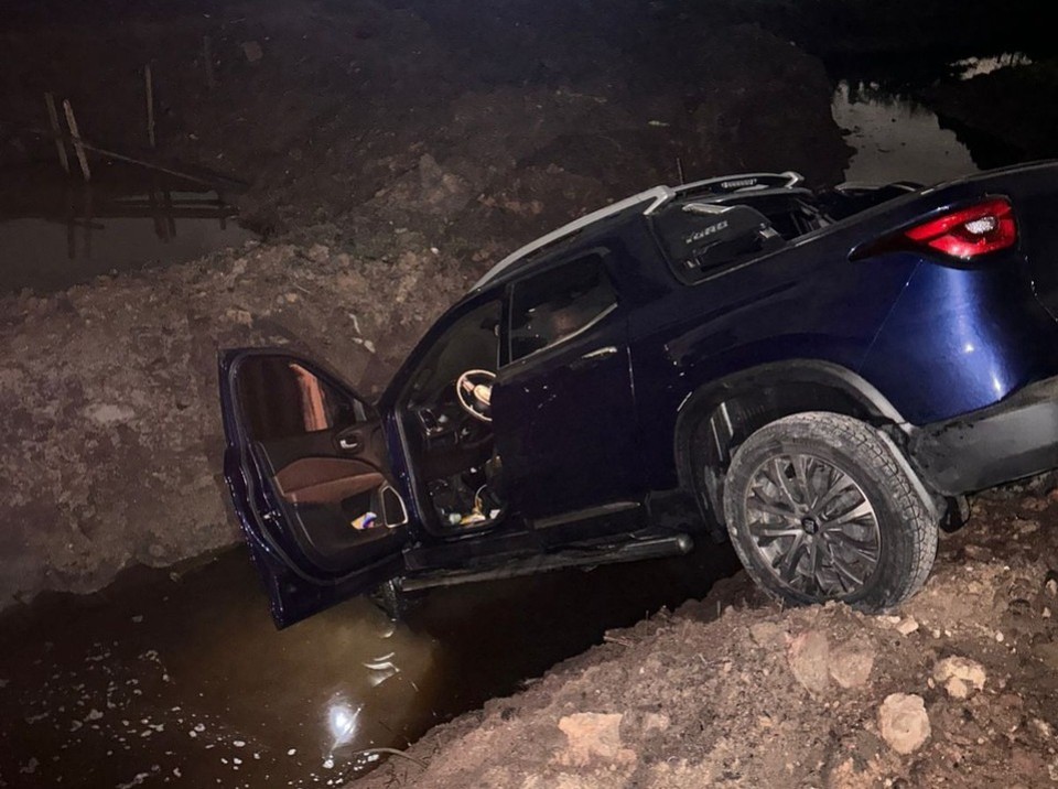 Carro caiu em buraco cheio de gua  (Foto: PRF)