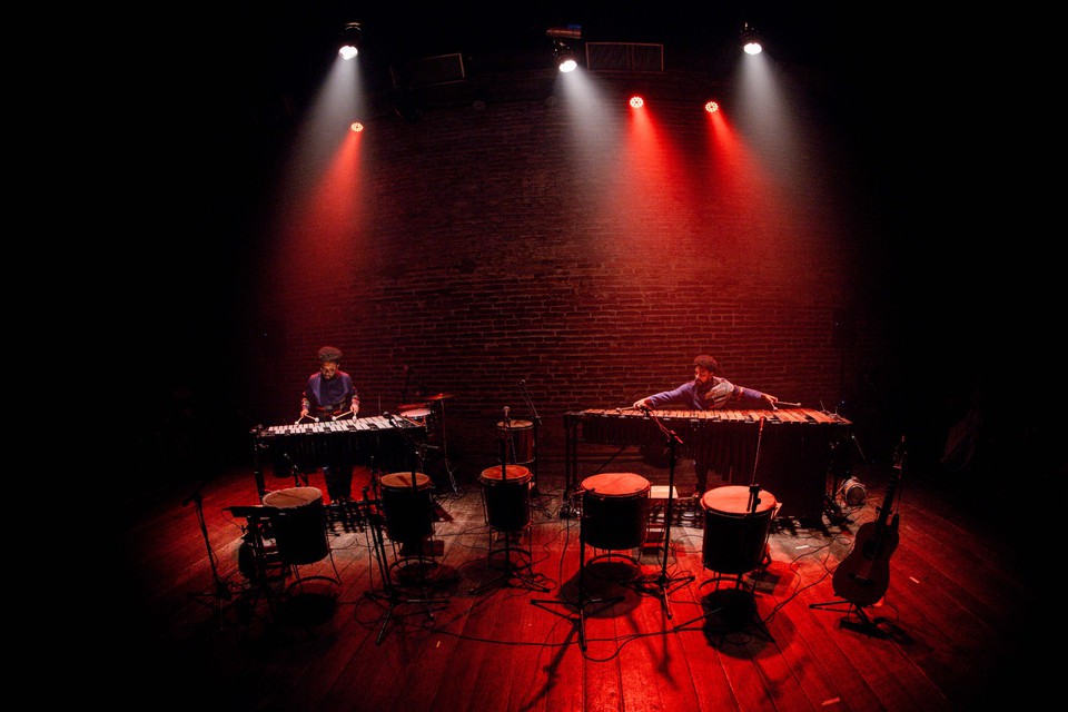 Emerson Coelho e Emerson Rodrigues aprofundam sua pesquisa musical de instrumentos percussivos sinfnicos (Foto: Divulgao)