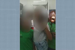 Amiga do colgio pe imagem de macaco sobre rosto da garota negra (Crdito: Reproduo/TV Globo)