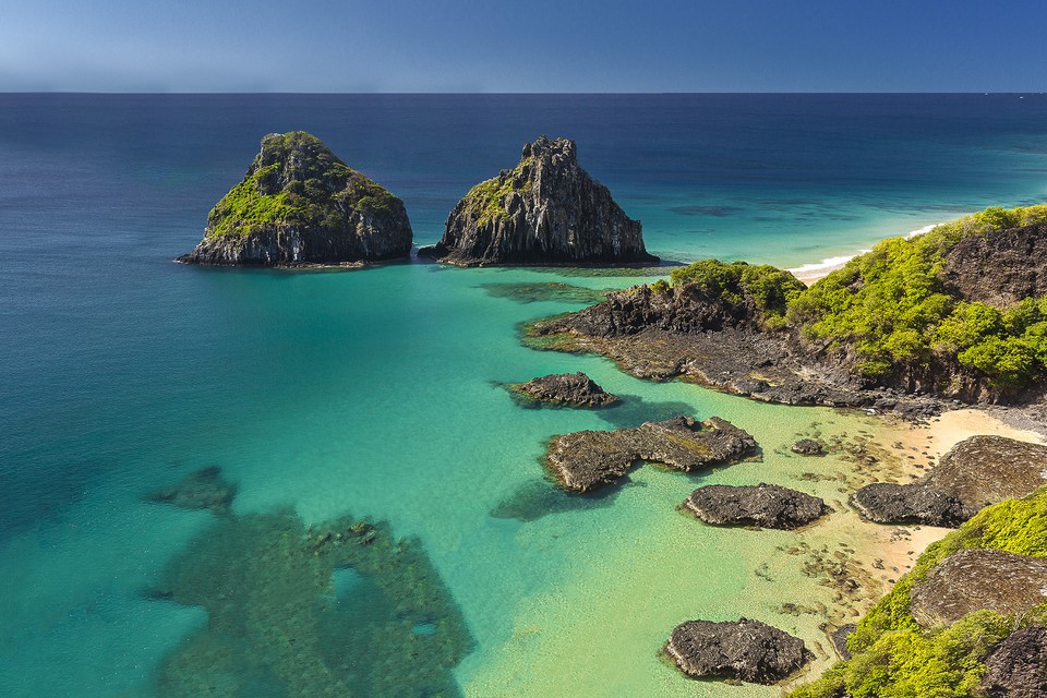 Entre as aes promovidas pelo Instituto esto as rondas dirias com operaes aquticas para impedir que os turistas alimentem tubares e incomodem os cretceos (Foto: Administrao de Fernando de Noronha/Divulgao)