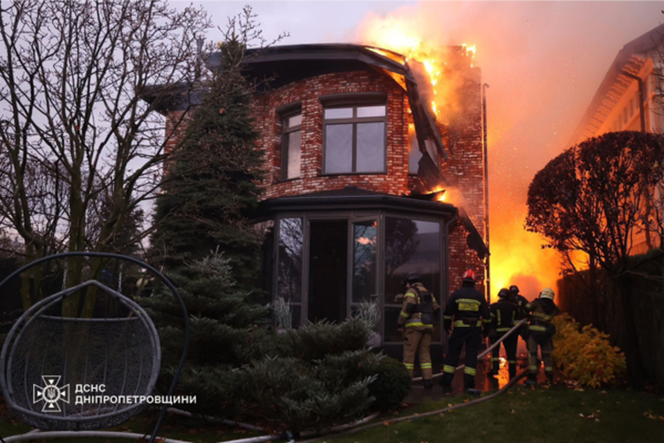 Bombeiros ucranianos trabalhando em um local aps um ataque areo, em Dnipro, em meio  invaso russa da Ucrnia (Crdito: HANDOUT / State Emergency Service of Ukraine / AFP)