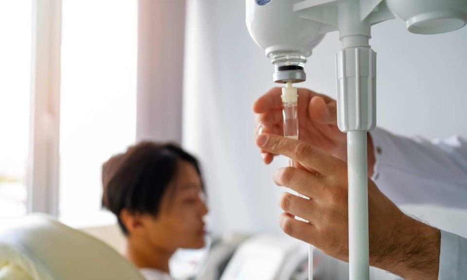 Engana-se quem acha que o soro caseiro de uso oral, feito com gua, acar e sal, pode substituir o soro hospitalar, que  um dos mais importantes medicamentos (foto: Freepik)