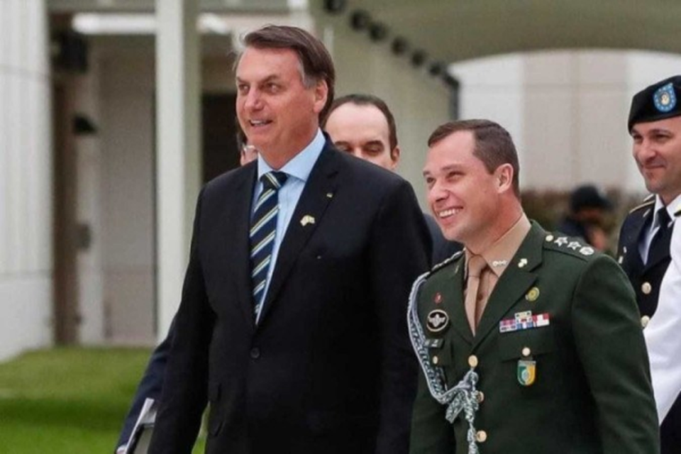 Bolsonaro e Mauro Cid foram indiciados por fraude no carto de vacina (Crdito: Alan dos Santos/PR)