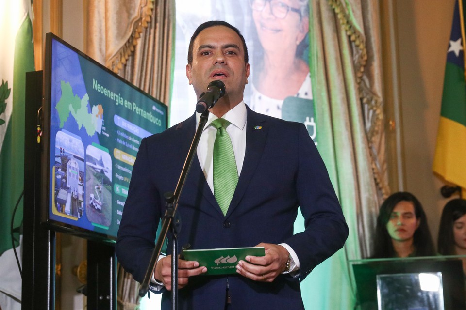 Diretor-presidente da Neoenergia Pernambuco, Saulo Cabral, introduziu planos para descarbonizao de Fernando de Noronha (Sandy James/DP)