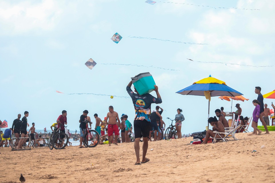 Bicicletas na faixa de areia, crianas jogando bola e brincadeiras com pipas (Foto: Ruan Pablo)