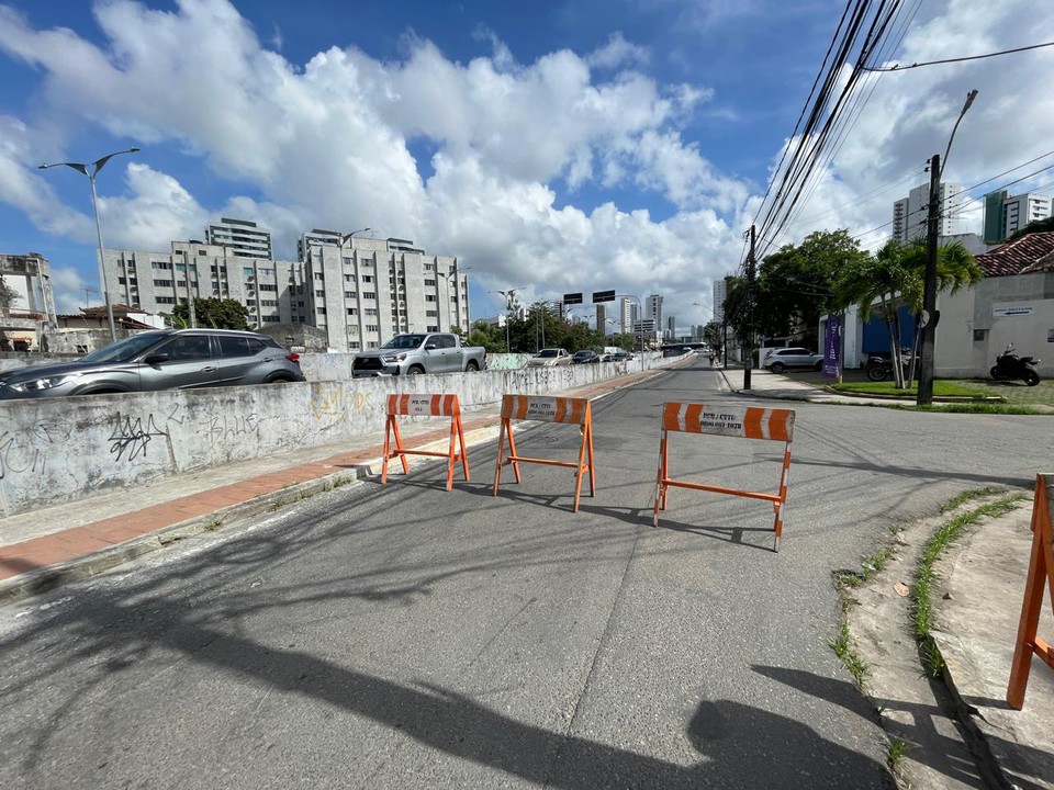 Segundo a Emlurb a previso  que o servio seja finalizado em sete dias (Foto: Rmulo Chico/ Esp. DP Foto)