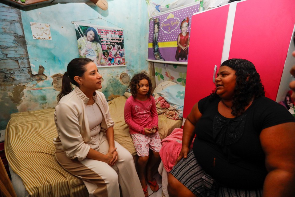 A governadora Raquel Lyra visitou (PSDB), visitou uma das ocupaes durante ato organizado pelos movimentos sociais de luta pela moradia no Estado, no bairro de gua Fria (Foto: Miva Filho/Secom )