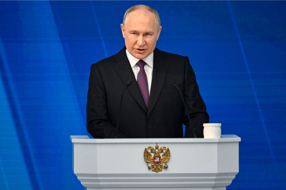O presidente da Rssia, Vladimir Putin, faz seu discurso anual sobre o estado da nao no centro de conferncias Gostiny Dvor, no centro de Moscou (Crditos: ALEXANDER NEMENOV / AFP)