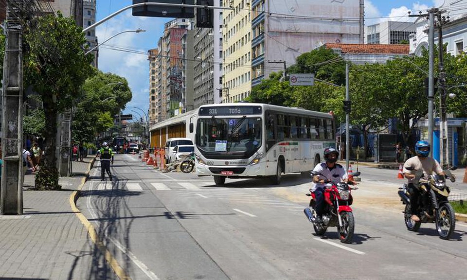 A Autarquia de Trnsito e Transporte Urbano do Recife (CTTU) montou um desvio de circulao na Av. Conde da Boa Vista (Foto: Rafael Vieira/DP foto)