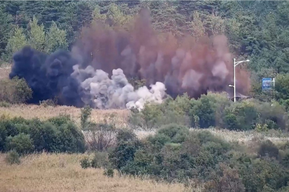 O exrcito sul-coreano publicou vdeos que mostram as foras do Norte explodindo trechos das duas estradas (Crdito: Handout / South Korea Defense Ministry / AFP)