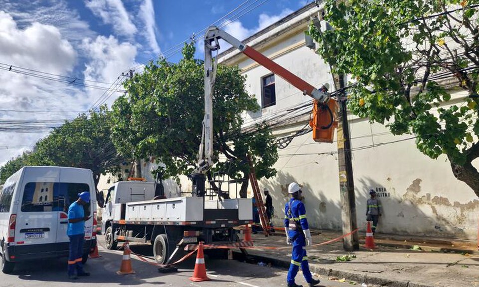 A finalidade  retirar todos os cabos e equipamentos que no possuem autorizao de uso dos postes (Foto: Priscilla Melo/DP foto)