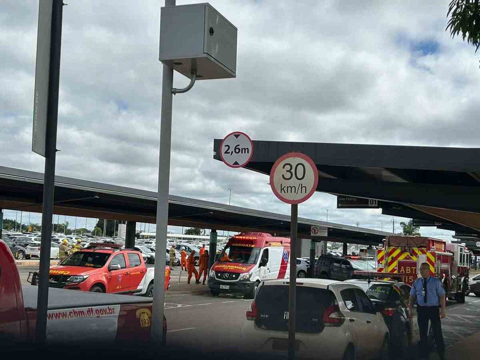 Suspeita de explosivo no Aeroporto de Braslia mobiliza polcia e o Corpo de Bombeiros (Foto: Helena Dornelas/CB/D.A Press)